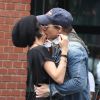 Peter Facinelli et sa fiancée Jaimie Alexander s'embrassent dans les rues de New York, le 16 mai 2015 