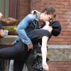 Peter Facinelli et sa fiancée Jaimie Alexander s'embrassent dans les rues de New York, le 16 mai 2015