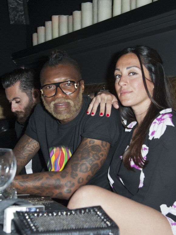Djibril Cissé mixe au Calavados pendant le 68ème festival du film de Cannes le 17 mai 2015, aux côtés de sa compagne Marie-Cécile