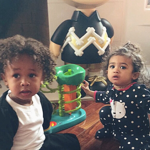King Cairo et Royalty, fils et fille de Tyga et Chris Brown, font connaissance. Photo publiée le 15 mai 2015.