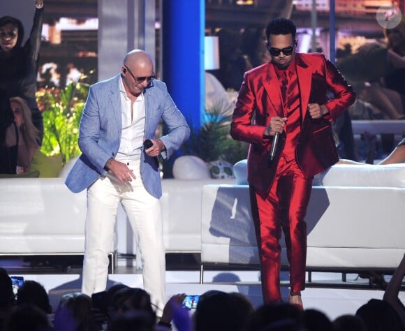 Pitbull et Chris Brown interprètent la chanson "Fun" aux Billboard Music Awards 2015 au MGM Grand Garden Arena. Las Vegas, le 17 mai 2015.