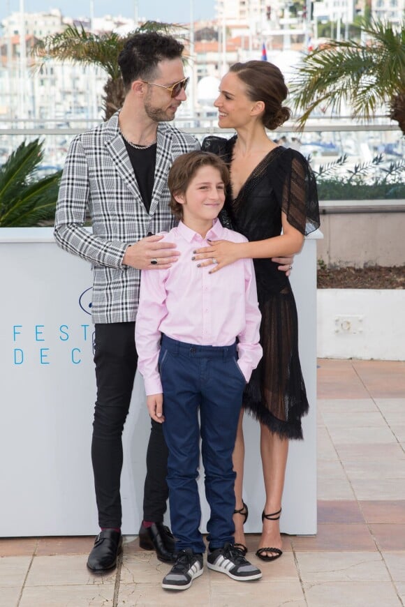 Gilad Kahana, Natalie Portman et Amir Tessler - Photocall du film "Une histoire d'amour et de ténèbres" lors du 68e Festival International du Film de Cannes, le 17 mai 2015.