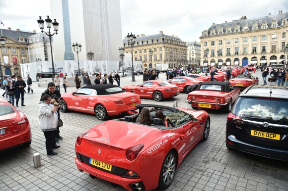 Les participants à la course caritative "Cash & Rocket" sur la place Vendôme à Paris, le 16 mai 2015.