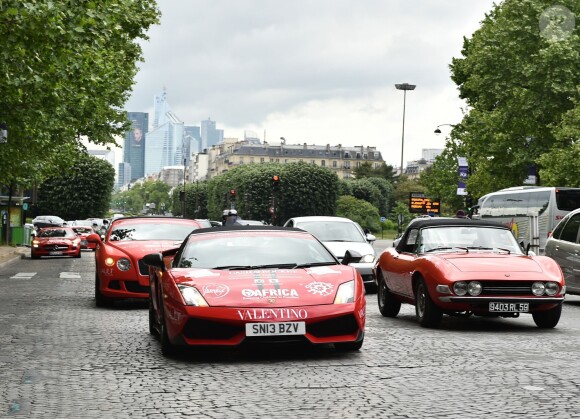Les participants à la course caritative "Cash & Rocket" arrivent à Paris, le 16 mai 2015.