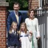 Le roi Felipe VI d'Espagne et la reine Letizia avec leurs filles Leonor, princesse des Asturies, et Sofia le 20 mai 2015 à la paroisse Notre-Dame d'Aravaca, dans la banlieue ouest de Madrid, où Leonor faisait sa première communion.