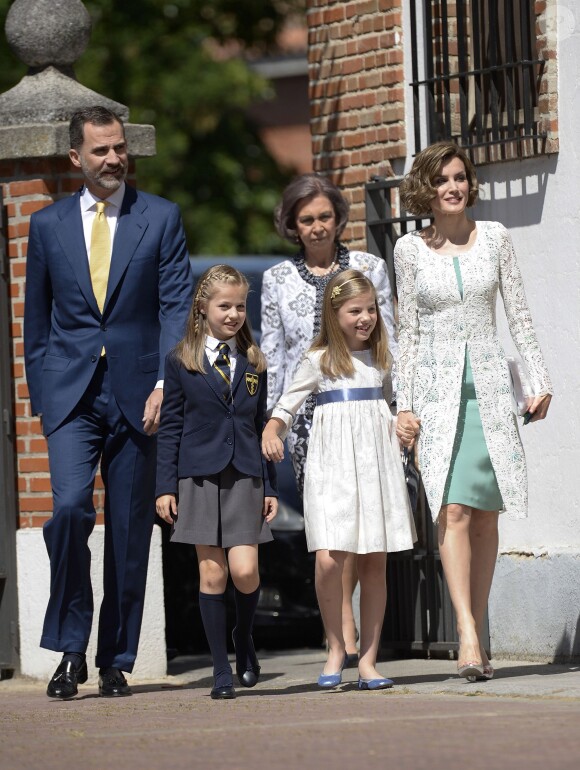 Felipe, Sofia et Letizia d'Espagne le 20 mai 2015 à la paroisse Notre-Dame d'Aravaca, dans la banlieue ouest de Madrid, lors de la première communion de Leonor, princesse des Asturies.
