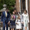 Leonor d'Espagne arrive avec ses parents Felipe et Letizia, sa soeur Sofia et ses grands-parents le 20 mai 2015 à la paroisse Notre-Dame d'Aravaca, dans la banlieue ouest de Madrid, pour sa première communion.