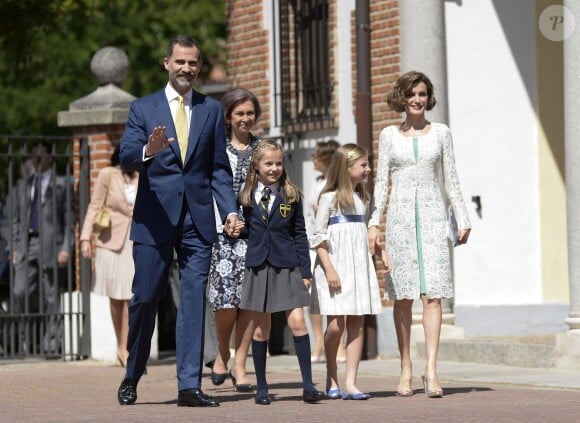 Leonor d'Espagne arrive avec ses parents Felipe et Letizia, sa soeur Sofia et ses grands-parents le 20 mai 2015 à la paroisse Notre-Dame d'Aravaca, dans la banlieue ouest de Madrid, pour sa première communion.