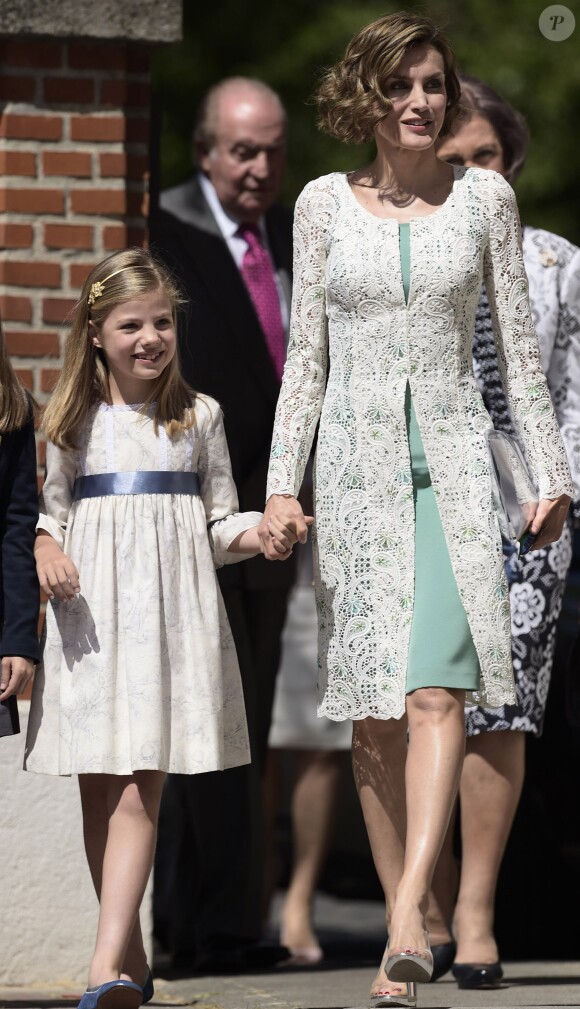 La reine Letizia d'Espagne et sa fille l'infante Sofia le 20 mai 2015 à la paroisse Notre-Dame d'Aravaca, dans la banlieue ouest de Madrid, lors de la première communion de Leonor, princesse des Asturies.