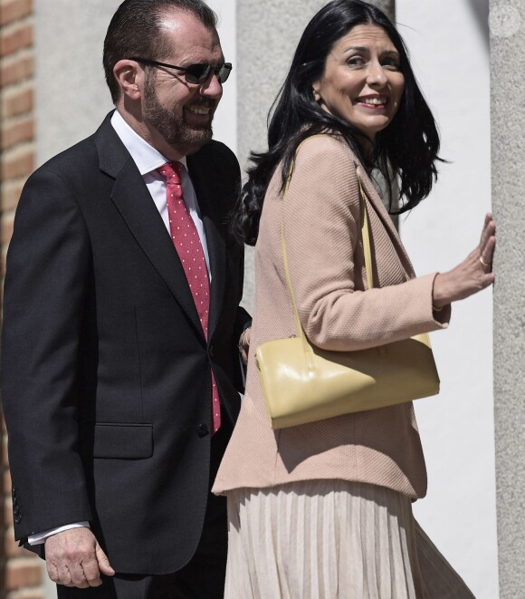 Jesus Ortiz, père de Letizia d'Espagne, et son épouse actuelle Ana Togores le 20 mai 2015 à la paroisse Notre-Dame d'Aravaca, dans la banlieue ouest de Madrid, lors de la première communion de Leonor, princesse des Asturies.