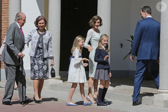 La famille arrive le 20 mai 2015 à la paroisse Notre-Dame d'Aravaca, dans la banlieue ouest de Madrid, pour la première communion de Leonor, princesse des Asturies.