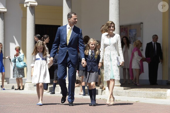 Le roi Felipe VI et la reine Letizia d'Espagne avec leurs filles Leonor et Sofia le 20 mai 2015 à la paroisse Notre-Dame d'Aravaca, dans la banlieue ouest de Madrid, lors de la première communion de Leonor, princesse des Asturies.