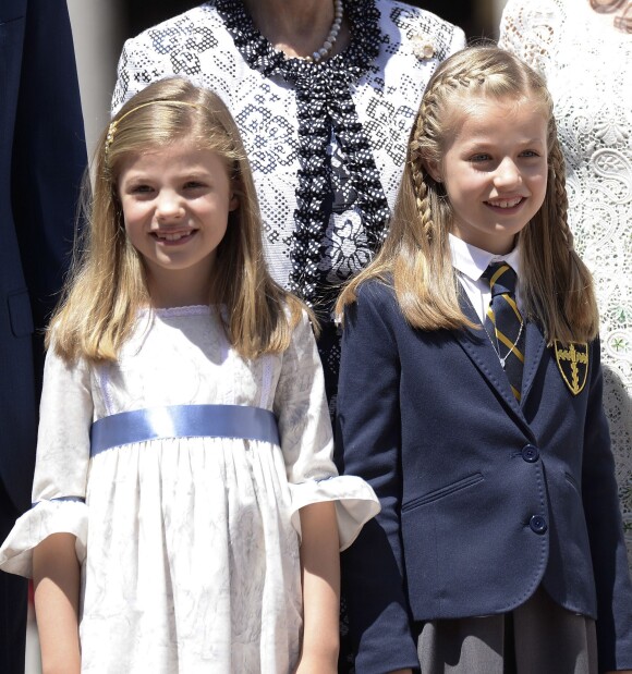 La princesse Leonor des Asturies effectuait le 20 mai 2015, en présence de sa soeur l'infante Sofia, sa première communion à la paroisse Notre-Dame d'Aravaca, dans la banlieue ouest de Madrid.