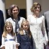 La reine Sofia et la reine Letizia d'Espagne avec l'infante Sofia et Leonor, princesse des Asturies, le 20 mai 2015 à la paroisse Notre-Dame d'Aravaca, dans la banlieue ouest de Madrid, lors de la première communion de Leonor.