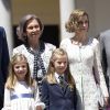 La reine Sofia et la reine Letizia d'Espagne avec l'infante Sofia et Leonor, princesse des Asturies, le 20 mai 2015 à la paroisse Notre-Dame d'Aravaca, dans la banlieue ouest de Madrid, lors de la première communion de Leonor.