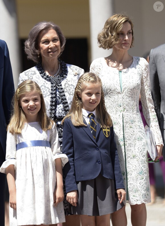 La reine Sofia et la reine Letizia d'Espagne avec l'infante Sofia et Leonor, princesse des Asturies, le 20 mai 2015 à la paroisse Notre-Dame d'Aravaca, dans la banlieue ouest de Madrid, lors de la première communion de Leonor.