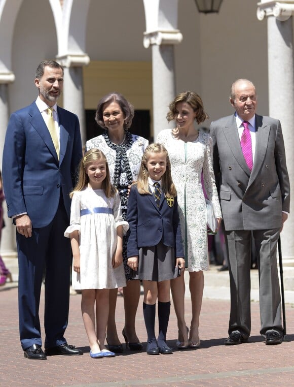 Le roi Felipe VI d'Espagne, la reine Sofia, la reine Letizia, le roi Juan Carlos Ier avec l'infante Sofia et la princesse Leonor dess Asturies lors de la première communion de cette dernière, le 20 mai 2015 à la paroisse Notre-Dame d'Aravaca, dans la banlieue ouest de Madrid.