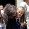 La reine Sofia d'Espagne embrasse sa petite-fille Leonor le 20 mai 2015 à la paroisse Notre-Dame d'Aravaca, dans la banlieue ouest de Madrid, lors de la première communion de la jeune princesse des Asturies.