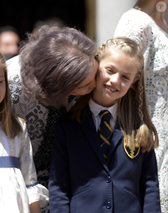 La reine Sofia d'Espagne embrasse sa petite-fille Leonor le 20 mai 2015 à la paroisse Notre-Dame d'Aravaca, dans la banlieue ouest de Madrid, lors de la première communion de la jeune princesse des Asturies.