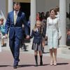 Le roi Felipe VI et la reine Letizia d'Espagne avec leurs filles Leonor et Sofia le 20 mai 2015 à la paroisse Notre-Dame d'Aravaca, dans la banlieue ouest de Madrid, lors de la première communion de Leonor, princesse des Asturies.