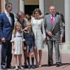 Le roi Felipe VI d'Espagne, la reine Sofia, la reine Letizia, le roi Juan Carlos Ier avec l'infante Sofia et la princesse Leonor dess Asturies lors de la première communion de cette dernière, le 20 mai 2015 à la paroisse Notre-Dame d'Aravaca, dans la banlieue ouest de Madrid.