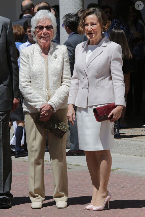Menchu Alvarez del Valle et Paloma Rocasolano, grand-mère et mère de Letizia d'Espagne le 20 mai 2015 à la paroisse Notre-Dame d'Aravaca, dans la banlieue ouest de Madrid, lors de la première communion de Leonor, princesse des Asturies.