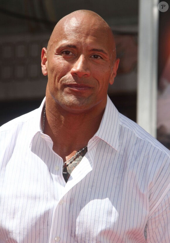 Dwayne Johnson laisse ses empreintes dans le ciment hollywoodien au TCL Chinese Theater à Hollywood, le 19 mai 2015.