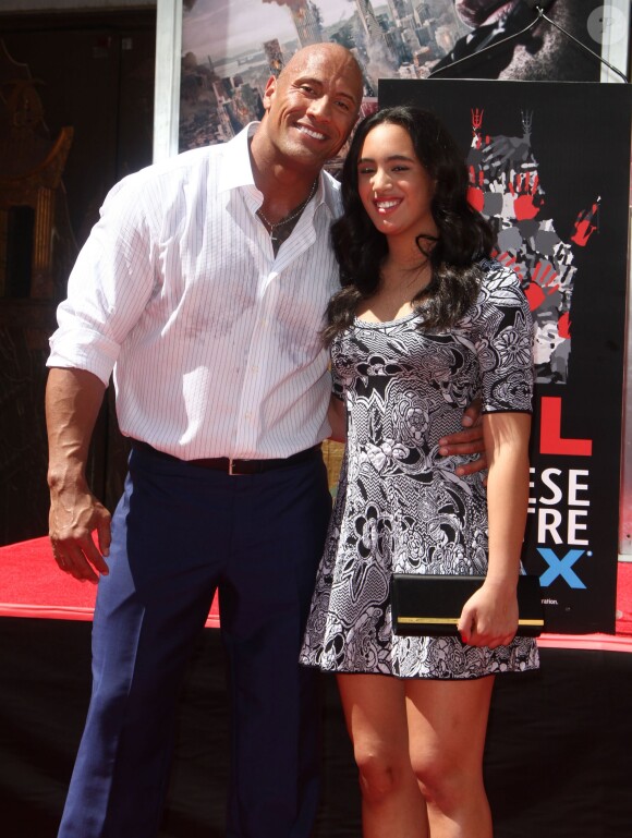 Dwayne Johnson et sa fille Simone Alexandra Johnson - Dwayne Johnson laisse ses empreintes dans le ciment hollywoodien au TCL Chinese Theater à Hollywood, le 19 mai 2015