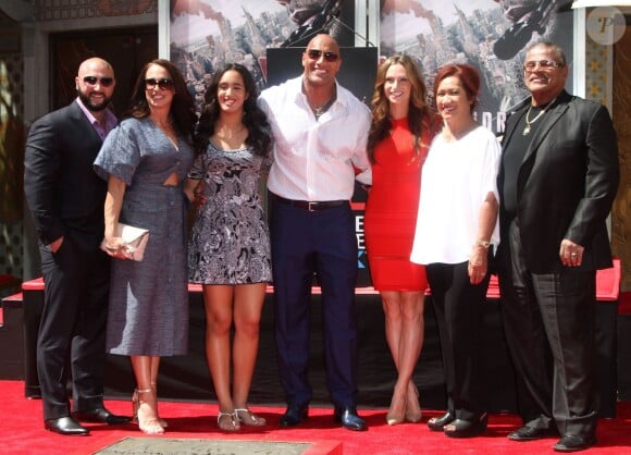 Dwayne Johnson pose en famille avec sa petite amie Lauren Hashian - Dwayne Johnson laisse ses empreintes dans le ciment hollywoodien au TCL Chinese Theater à Hollywood, le 19 mai 2015
