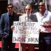 Dwayne Johnson pose avec Brad Peyton et Toby Emmerich - Dwayne Johnson laisse ses empreintes dans le ciment hollywoodien au TCL Chinese Theater à Hollywood, le 19 mai 2015