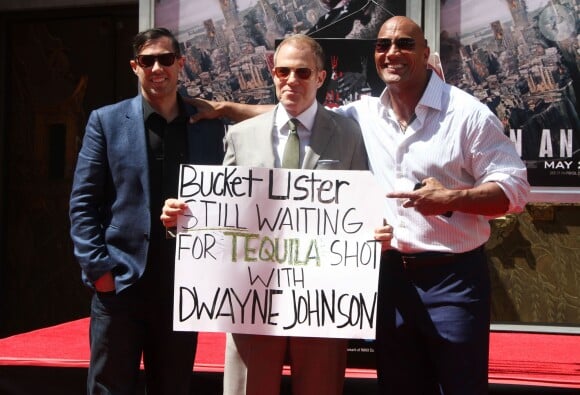 Dwayne Johnson pose avec Brad Peyton et Toby Emmerich - Dwayne Johnson laisse ses empreintes dans le ciment hollywoodien au TCL Chinese Theater à Hollywood, le 19 mai 2015