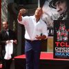 Dwayne Johnson laisse ses empreintes dans le ciment hollywoodien au TCL Chinese Theater à Hollywood, le 19 mai 2015.