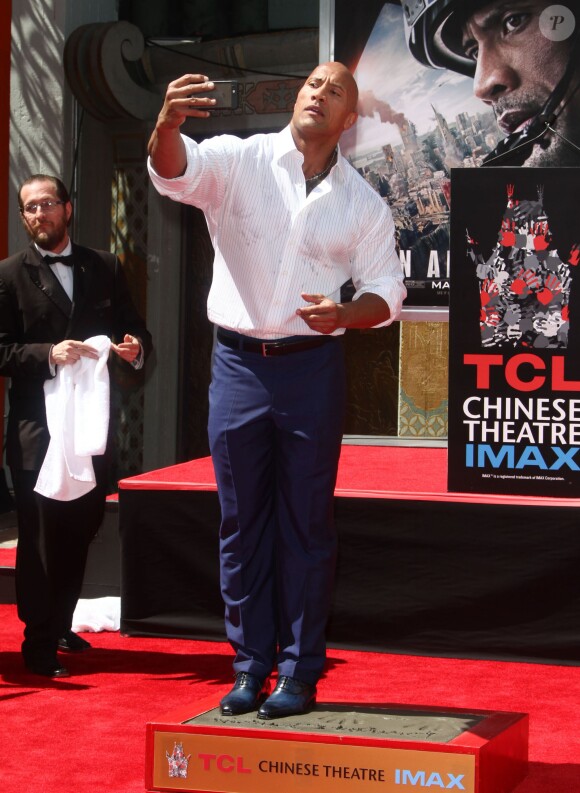 Dwayne Johnson laisse ses empreintes dans le ciment hollywoodien au TCL Chinese Theater à Hollywood, le 19 mai 2015.