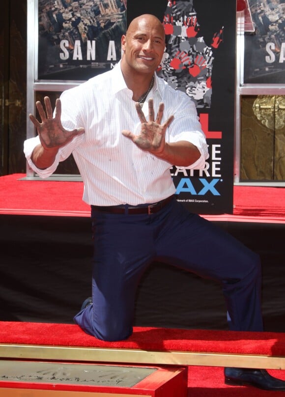 Dwayne Johnson laisse ses empreintes dans le ciment hollywoodien au TCL Chinese Theater à Hollywood, le 19 mai 2015.