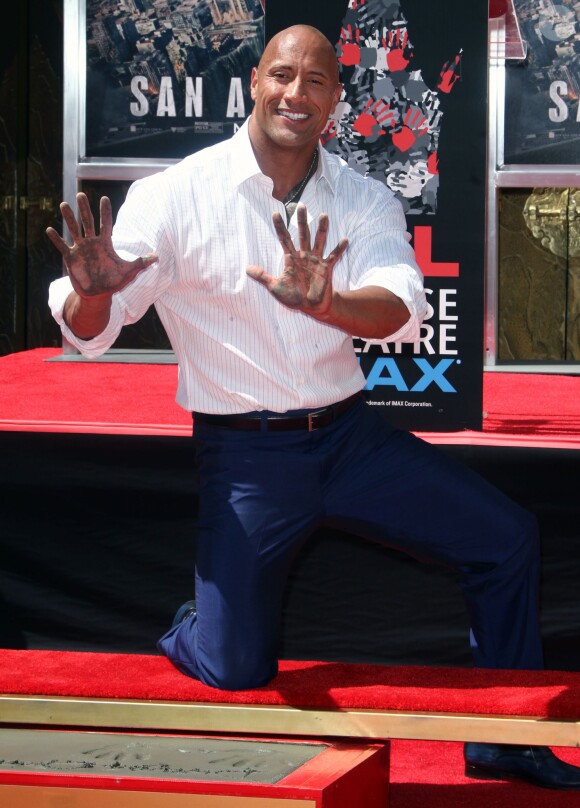 Dwayne Johnson laisse ses empreintes dans le ciment hollywoodien au TCL Chinese Theater à Hollywood, le 19 mai 2015.
