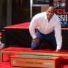 Dwayne Johnson laisse ses empreintes dans le ciment hollywoodien au TCL Chinese Theater à Hollywood, le 19 mai 2015.