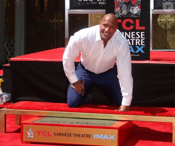Dwayne Johnson laisse ses empreintes dans le ciment hollywoodien au TCL Chinese Theater à Hollywood, le 19 mai 2015.