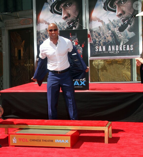 Dwayne Johnson laisse ses empreintes dans le ciment hollywoodien au TCL Chinese Theater à Hollywood, le 19 mai 2015.