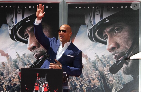 Dwayne Johnson laisse ses empreintes dans le ciment hollywoodien au TCL Chinese Theater à Hollywood, le 19 mai 2015.