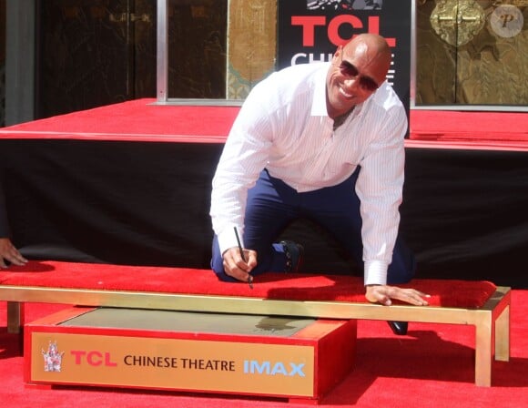 Dwayne Johnson laisse ses empreintes dans le ciment hollywoodien au TCL Chinese Theater à Hollywood, le 19 mai 2015.