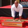 Dwayne Johnson, aka The Rock, laisse ses empreintes dans le ciment hollywoodien au TCL Chinese Theater à Hollywood, le 19 mai 2015.