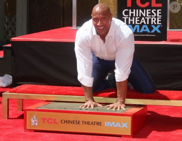 Dwayne Johnson, aka The Rock, laisse ses empreintes dans le ciment hollywoodien au TCL Chinese Theater à Hollywood, le 19 mai 2015.