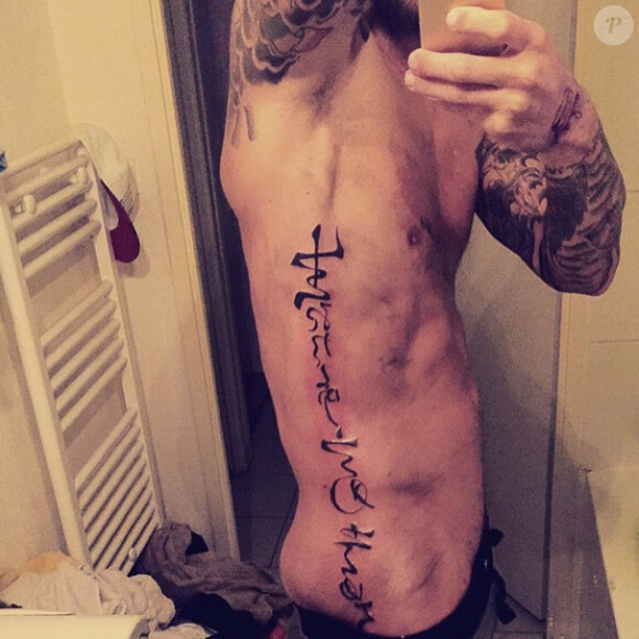 Steven des Anges 7 dévoile son nouveau tatouage sur son compte Instagram et ses abonnés ne sont pas fans ! Mai 2015.