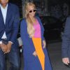 Beyoncé à New York, porte des lunettes Ray-Ban (collection Clubmaster), un manteau bleu assorti à ses sandales en daim Prada, un pull rose en cachemire Balenciaga et une jupe orange Nina Ricci. Le 15 mai 2015.