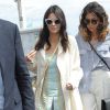 Kendall Jenner quitte le déjeuner de lancement du livre "Fendi by Karl Lagerfeld", habillée d'une robe Fendi (collection printemps-été 2015) et de baskets Miu Miu. Des lunettes et un sac Fendi (modèles Orchidea et Mini By the Way) accessoirisent sa tenue. Cannes, le 21 mai 2015.