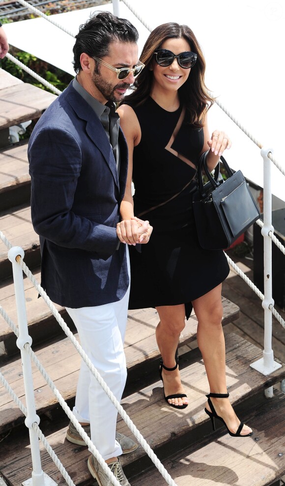 Eva Longoria, tout de noir vêtue en robe David Koma et sac Victoria Beckham (modèle City Victoria), se balade sur la Croisette avec son compagnon Jose Antonio Baston. Cannes, le 21 mai 2015.