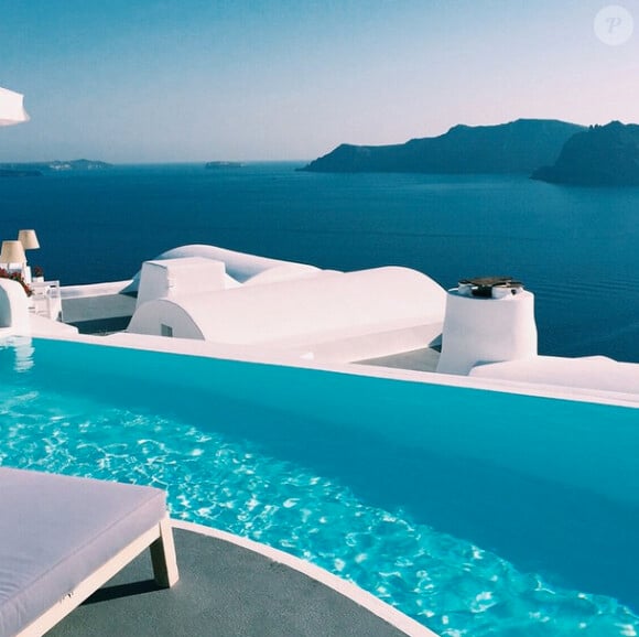 Caroline Receveur et son chéri Valentin profitent de vacances ensoleillées sur l'île de Santorin en Grèce. Mai 2015.