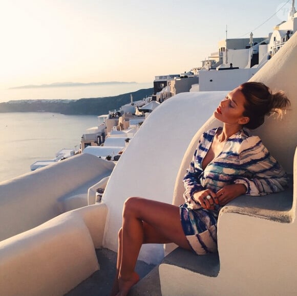 Caroline Receveur et son chéri Valentin profitent de vacances ensoleillées sur l'île de Santorin en Grèce. Mai 2015.