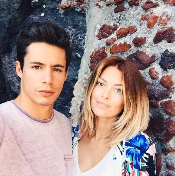 Caroline Receveur et son chéri Valentin en vacances sur l'île de Santorin en Grèce. Mai 2015.