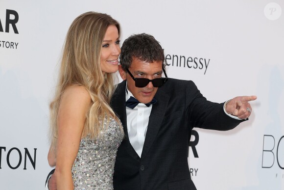 Antonio Banderas et sa compagne Nicole Kimpel - Photocall de la soirée "AmfAR's Cinema Against AIDS"  à l'hôtel de l'Eden Roc au Cap d'Antibes le 21 mai 2015, lors du 68e festival du film de Cannes.